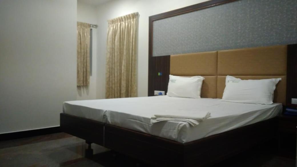 Отель Famous Residency Tiruchirappalli Экстерьер фото