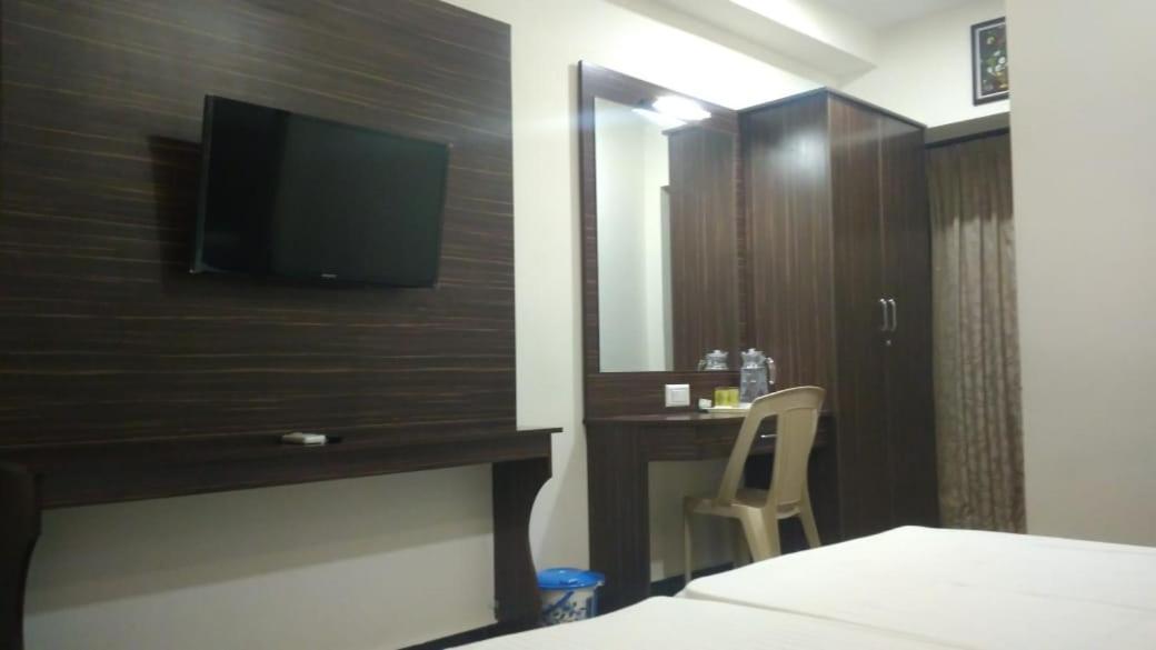 Отель Famous Residency Tiruchirappalli Экстерьер фото