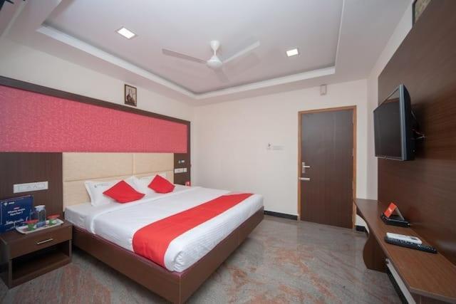 Отель Famous Residency Tiruchirappalli Экстерьер фото