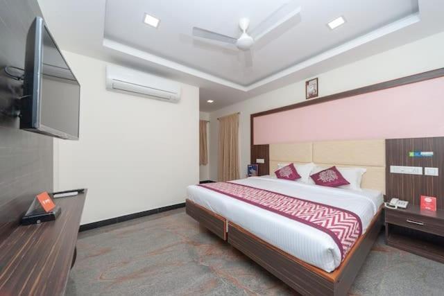Отель Famous Residency Tiruchirappalli Экстерьер фото