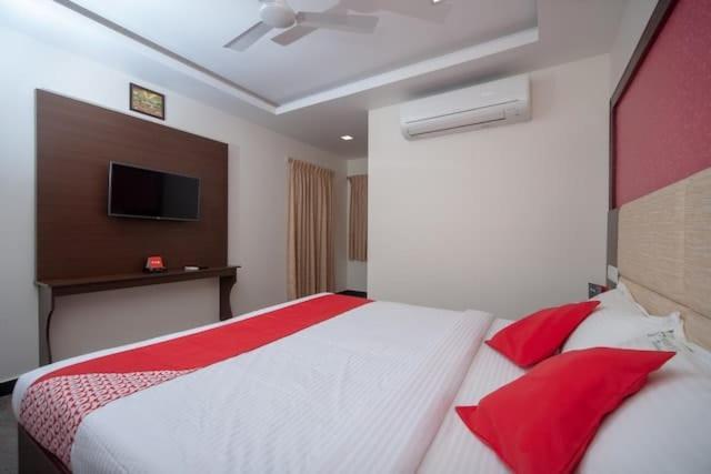 Отель Famous Residency Tiruchirappalli Экстерьер фото