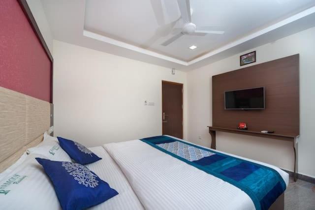 Отель Famous Residency Tiruchirappalli Экстерьер фото