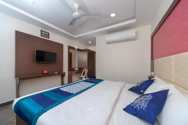 Отель Famous Residency Tiruchirappalli Экстерьер фото