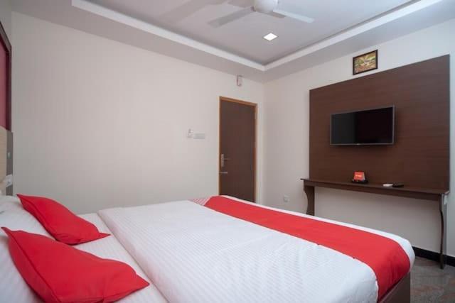 Отель Famous Residency Tiruchirappalli Экстерьер фото